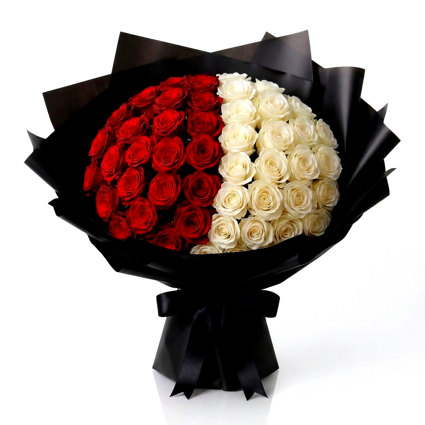 Bouquet de Roses Rouges et Blanches Contraste Absolu – 50 roses emballage noir – ohsouk