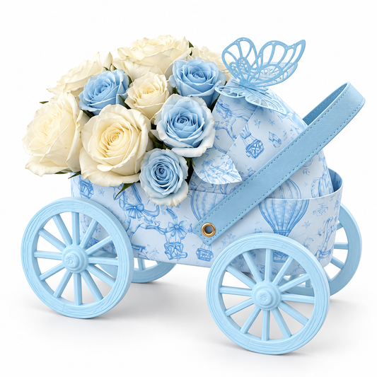 Le Petit Landau bleu garni de roses blanches et bleues avec papillon ajouré, cadeau de naissance garçon